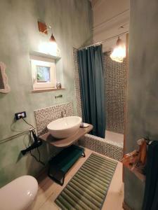 ein Bad mit einem Waschbecken und einer Dusche in der Unterkunft Verdemare e Verdementa in Porto Venere