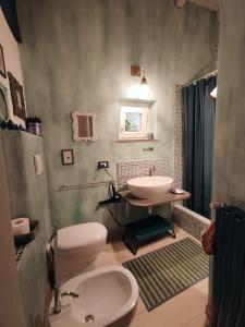 ein Bad mit einem WC und einem Waschbecken in der Unterkunft Verdemare e Verdementa in Porto Venere