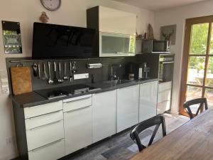 Η κουζίνα ή μικρή κουζίνα στο Komfort Maisonettewohnung