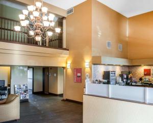 um lobby de um hotel com uma área de espera em Comfort Inn Gallup I-40 Exit 20 em Gallup
