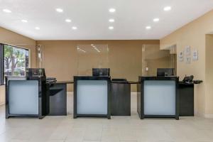 una hall con due scrivanie con computer di Clarion Inn Orlando International Drive - ICON Park a Orlando Altre 34 foto