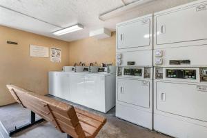 lavadero con lavadoras y banco en Clarion Inn International Drive, en Orlando