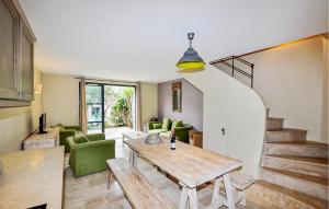 un soggiorno con tavolo e sedie verdi di Lovely Home In Saint-Laurent-De-La-Cabrerisse a Saint-Laurent-de-la-Cabrerisse