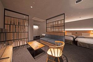 pokój hotelowy z kanapą i łóżkiem w obiekcie hotel around TAKAYAMA, Ascend Hotel Collection w mieście Takayama