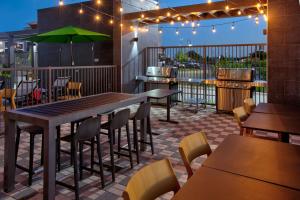Restaurace v ubytování Home2 Suites By Hilton Huntsville, Tx
