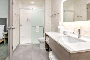 Koupelna v ubytování Home2 Suites By Hilton Huntsville, Tx