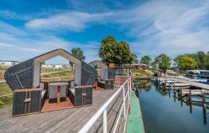 a small house on a dock next to a body of water at Apartments Boddenblick in Sagard
