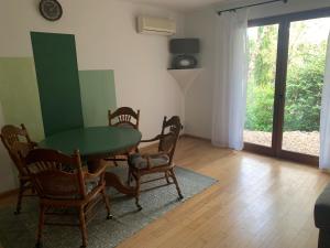 TV a/nebo společenská místnost v ubytování Les Hôtes du Ranquet