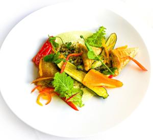 Le Rheuにあるシャトー ダピン レンヌの白皿野菜盛り合わせ