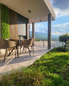un patio con sillas y una mesa con vistas en Duos West en Soko Banja