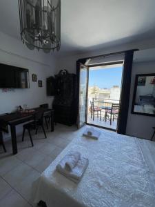Ένα ή περισσότερα κρεβάτια σε δωμάτιο στο Retire flat in the heart of city