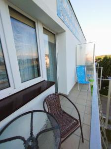 eine Spinne auf einem Glastisch auf einem Balkon in der Unterkunft Dom Gościnny Maja - Pokoje in Mrzeżyno + 36 Fotos