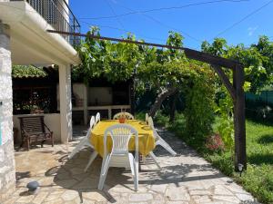 Fotografie z fotogalerie ubytování Bas de villa avec accès piscine près de Nice Cannes Monaco v destinaci Carros + 11 fotografií