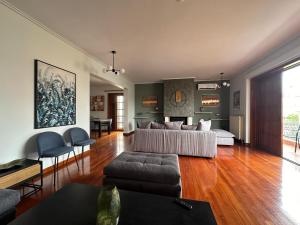 Ruang duduk di Aiolos Grand super lux suite kalamaki Alimos near the sea