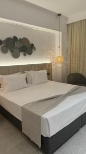 Postel nebo postele na pokoji v ubytování Abacus Suites