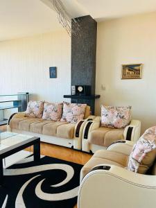 Sala de estar con 2 sofás y mesa en Apartment on Nizami street en Bakú