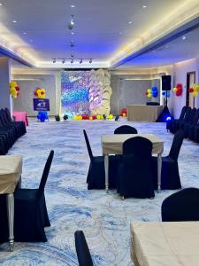 une salle de bal avec des tables et des chaises et une scène dans l'établissement Wescott Plaza Hotel Apartments LLC Formerly West Zone Plaza Hotel Apts, à Dubaï 94 autres photos