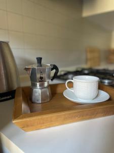 - Hervidor de té y bandeja de madera en Il Palazzetto, en Vicenza
