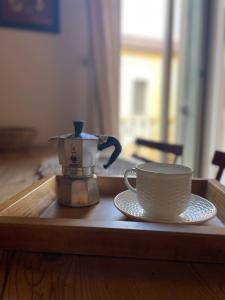 una cafetera y una taza sobre una mesa de madera en Il Palazzetto, en Vicenza