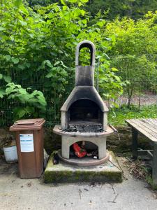 een buitenoven met een vuilnisbak naast een hek bij Serenity Suite in Sinaia
