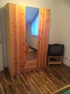 エッシュボルンにあるFerienwohnung Karinのテレビ付きの客室内の木製ドア