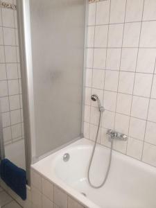 エッシュボルンにあるFerienwohnung Karinのバスルーム(シャワー、バスタブ、シャワーヘッド付)が備わります。
