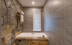 Ένα μπάνιο στο Lijiang Zen Garden Hotel