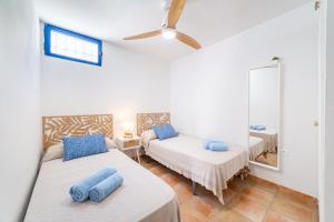a bedroom with two beds and a mirror at Apartamentos Lizamar San José Cabo de Gata in San José