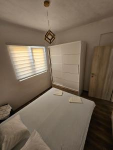 Postel nebo postele na pokoji v ubytování Apartmani Radman 1 - Igalo