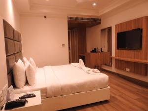 TV a/nebo společenská místnost v ubytování Sapphire Sky Hotel