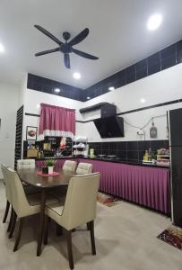 Η κουζίνα ή μικρή κουζίνα στο SEMI-D Marfis Homestay