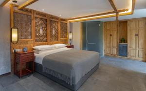 Postel nebo postele na pokoji v ubytování Lijiang Zen Garden Hotel + 37 fotografií