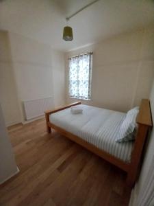 ein Schlafzimmer mit einem Bett und einem Fenster in der Unterkunft Jazmin in Hendon + 3 Fotos