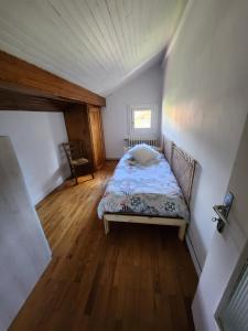 mała sypialnia z łóżkiem w pokoju w obiekcie Les Balcons du Mont-Blanc : Appartement centre village w mieście Cordon +5 zdjęć