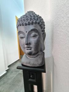 Una statua di una testa seduta su uno scaffale di Casa Alba con Garaje Privado a Sant Carles de la Ràpita Altre 31 foto