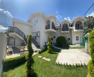 Un jardín fuera de JS apartmani