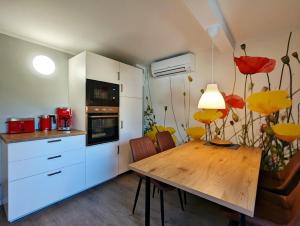 een keuken met een houten tafel en een eetkamer bij Apartmenthaus GOLDGRUBE in Koblenz