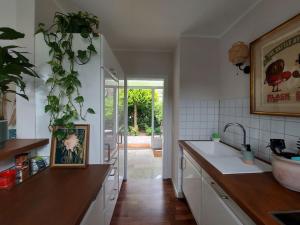 Kuchyň nebo kuchyňský kout v ubytování Design Apartment Nähe Düsseldorf