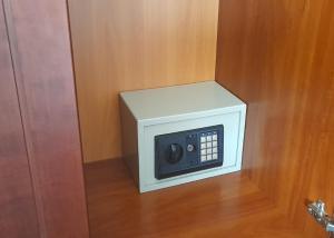 a microwave in the corner of a room at Kastri Hotel in Néa Meságkala