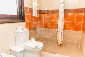 Hotel Brisa في بونتا كانا: حمام مع مرحاض ودش