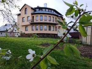 Κήπος έξω από το A Tranquil Oasis, Lakeview Home in Lapes Kaunas