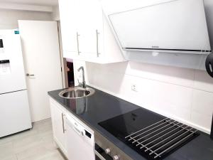 Kuchyňa alebo kuchynka v ubytovaní Hervas Centro Apartamento IDEAL FAMILIAS 6 adultos y 2 niños-