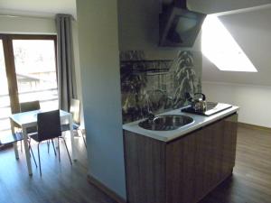 Apartamenty Dawna Wisłaにあるキッチンまたは簡易キッチン