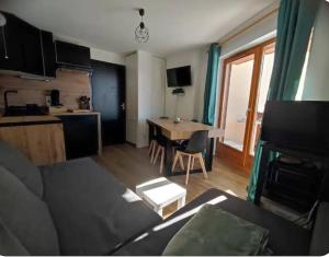 Kuchyň nebo kuchyňský kout v ubytování Appartement Portes du Soleil à Le Biot avec ménage et WIFI inclus