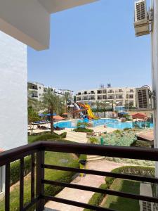Bazén v ubytování Jasmine Resort & Aqua park nebo v jeho okolí