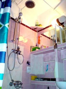uma casa de banho com um chuveiro e um lavatório. em Room for you em Varsóvia