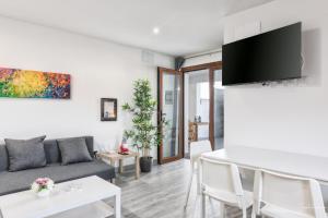 una sala de estar con un sofá y una mesa en Cerca Nueva, en Las Manchas