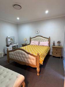 una camera da letto con un grande letto con cuscini gialli e rosa di Modern Luxury with Nature a Camden