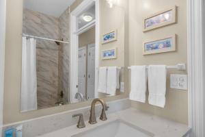 un baño con lavabo y espejo en Destiny Beach Villas #11B- Beach Oasis, en Destin 30 fotos más