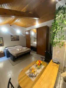 Ένα ή περισσότερα κρεβάτια σε δωμάτιο στο La Corte dei Torri loft on the lake